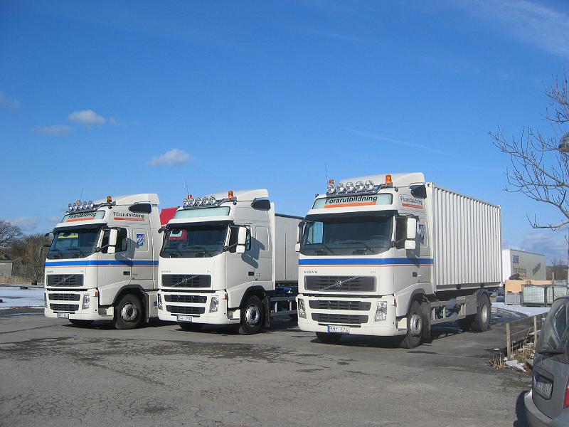 mars 2008 188.jpg - Lastbilsutbildningens tre fabriksnya fordon.